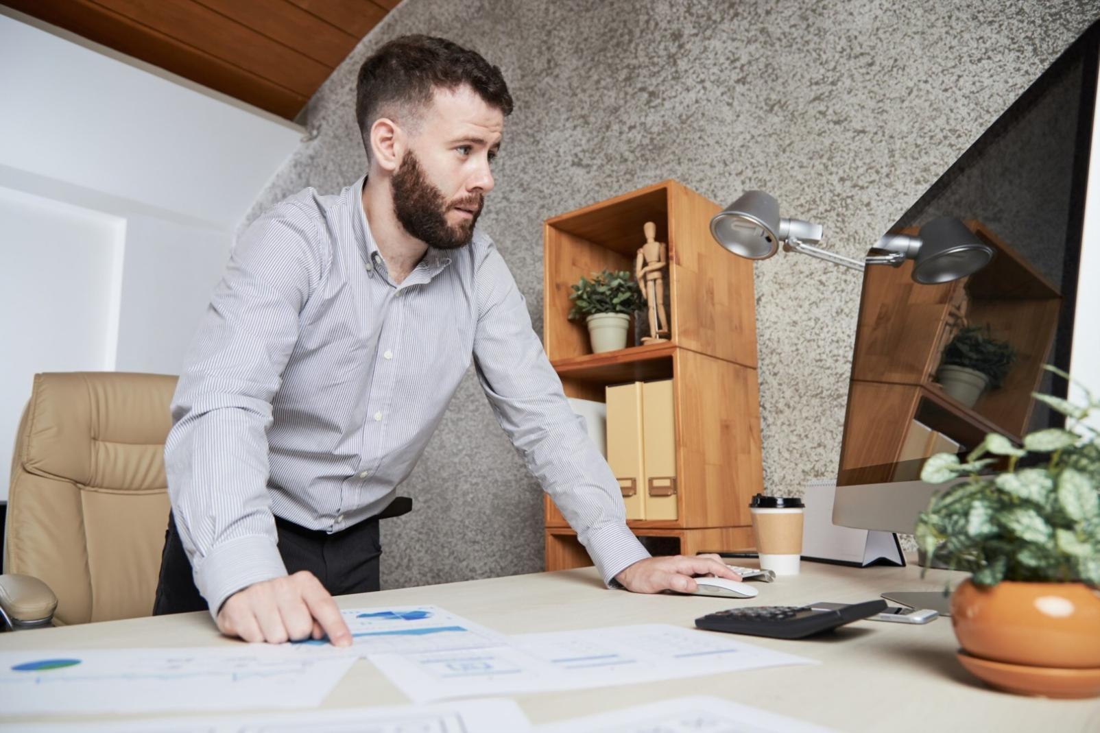 Workspace di game designer con tablet, sketches e prototipi